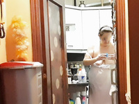 eva mi esposa en la cosina