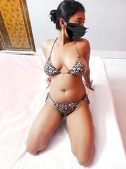 Bengali girl Rini das sexy bikini in oyo(Rahul&Rimi)