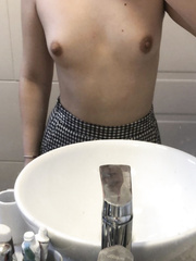 Tocandose por la mañana