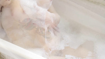 Hotwife bathtub pissing