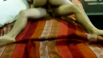 Presto a mi. Chica a un amigo para que aprenda a cojer