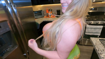 MILF with hot body on the kitchen with BBC lover