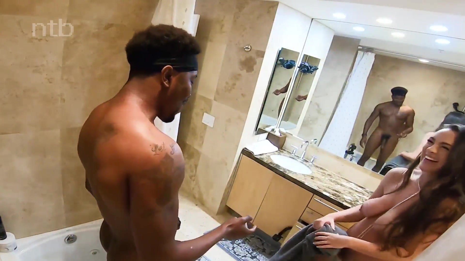 Sexy Women Fucking a Black Man in a Hotel Room.