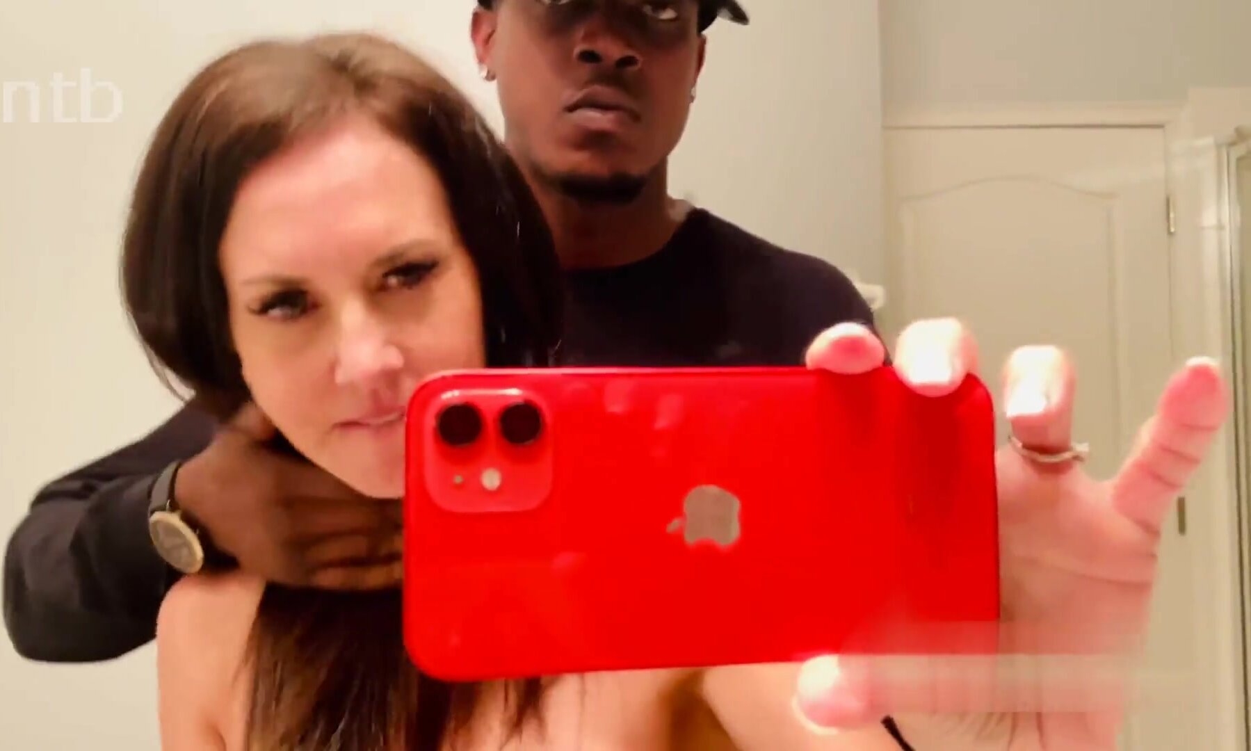 Hotwife Fucking Her Bull in the Hotel Bathroom Taking a Selfie
