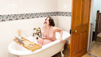 Busty cuckold white babe gets that bbc while having hot shower