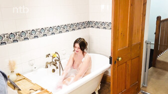 Busty cuckold white babe gets that bbc while having hot shower