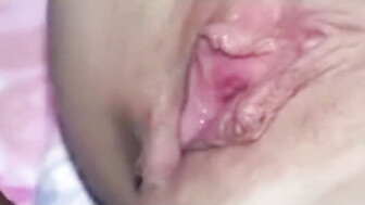 Connoisseur push back the cum in her pussy