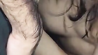 Pornô caseiro com ninfeta moreninha sentando com força na rola do namorado