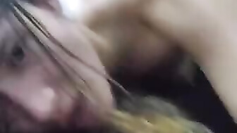 Pornô caseiro com ninfeta moreninha sentando com força na rola do namorado