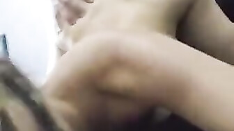 Pornô caseiro com ninfeta moreninha sentando com força na rola do namorado