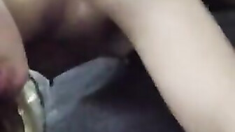 Pornô caseiro com ninfeta moreninha sentando com força na rola do namorado