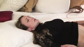 Married couple invite another stranger to their room to fuck the wife