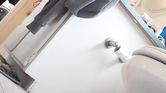 BBC FUCK TEEN IN THE PUBLIC TOILET