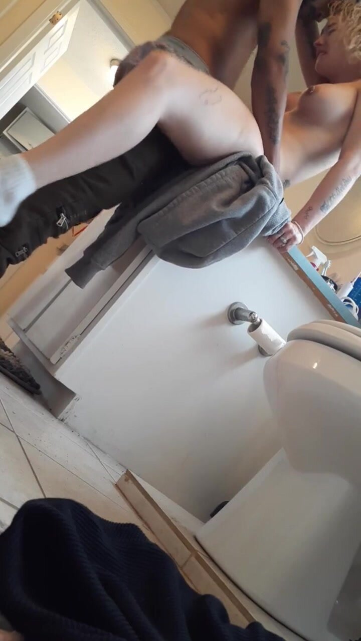 BBC FUCK TEEN IN THE PUBLIC TOILET