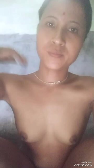Nude Indian bhabi  showing pussy