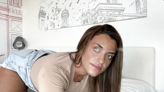 Booty white babe takes bbc creampie deep inside her bald pussy