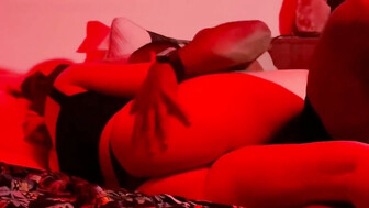 Teen white babe takes bbc creampie in her bald pussy