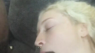 Blonde knows how to do it perfectly