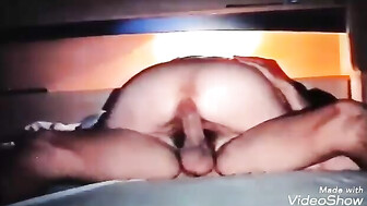 Lovagolt a faszon seggbe jó lett volna mégegy fasz neki