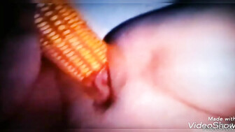 Egy 23/7cm-es játékszer a punciba közben szopik