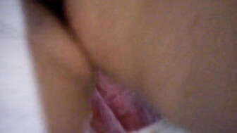 grabo mientras letocan el coño a mi esposa