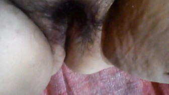 grabo mientras letocan el coño a mi esposa