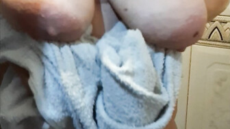 grabo a mi esposa en la ducha keteparesen sus tetonas