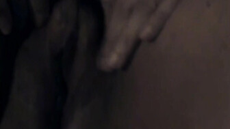 esposa abre su coño y dejaver su gran raja