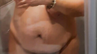 sustetas atraves del criostal de la ducha