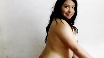 Esposa infiel bailando y mostrando su culo desnudo al amante