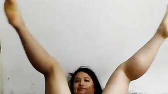 Esposa infiel bailando y mostrando su culo desnudo al amante