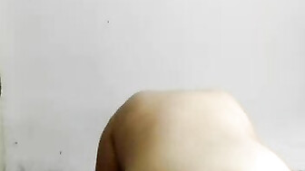 Esposa infiel bailando y mostrando su culo desnudo al amante