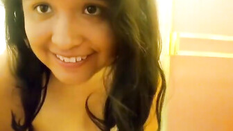 Putita infiel desnuda en la ducha