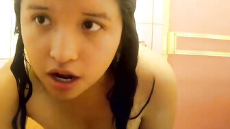 Putita infiel desnuda en la ducha