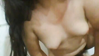 Latina caliente infiel con dildo en el coño