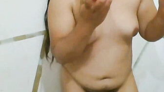 Latina caliente infiel con dildo en el coño