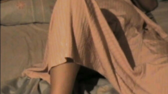 en la cama desnuda y abriendo las piernas