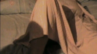 en la cama desnuda y abriendo las piernas