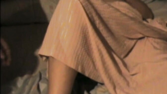 en la cama desnuda y abriendo las piernas