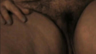 en la cama desnuda y abriendo las piernas