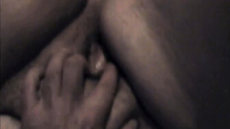 en la cama desnuda y abriendo las piernas