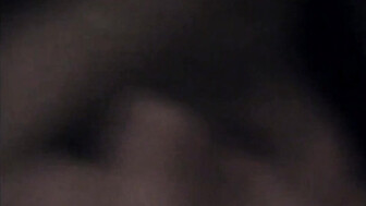 en la cama desnuda y abriendo las piernas