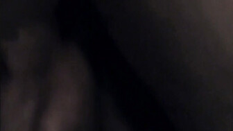 en la cama desnuda y abriendo las piernas