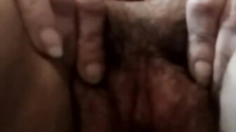 en la cama desnuda y abriendo las piernas