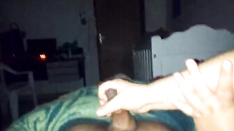 Batendo uma punheta para o marido