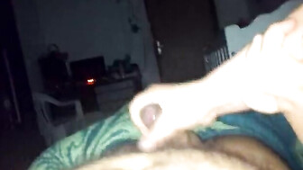 Batendo uma punheta para o marido