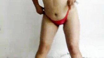 Esposa infiel bailando y mostrando el culo desnudo