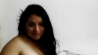 Esposa infiel bailando y mostrando el culo desnudo