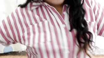 Mujer infiel mostrando su coño peludo a su amante