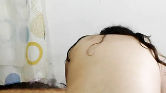 Mujer infiel mostrando su coño peludo a su amante